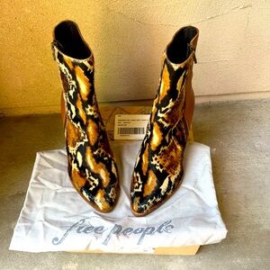 Free People High heel Baroness Bootie size 40 EXCELLENT CONDITION